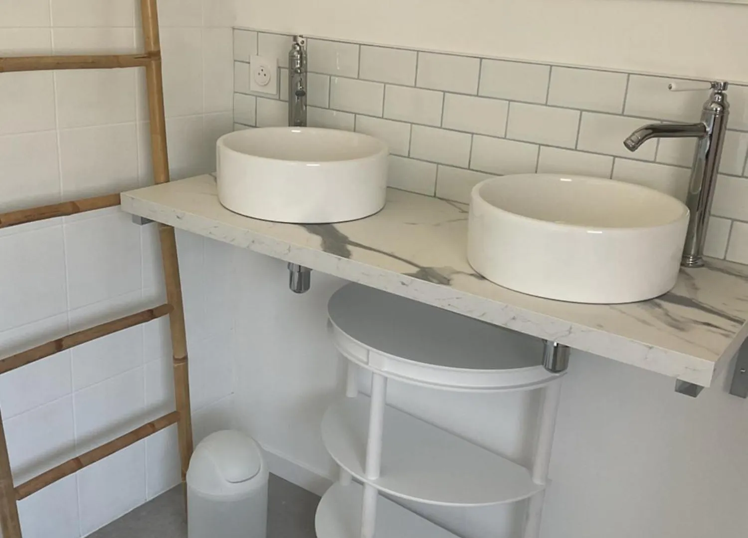 Maison Cosy Avec Exterieur Et Piscine Partagee Mespaul 0*,  France