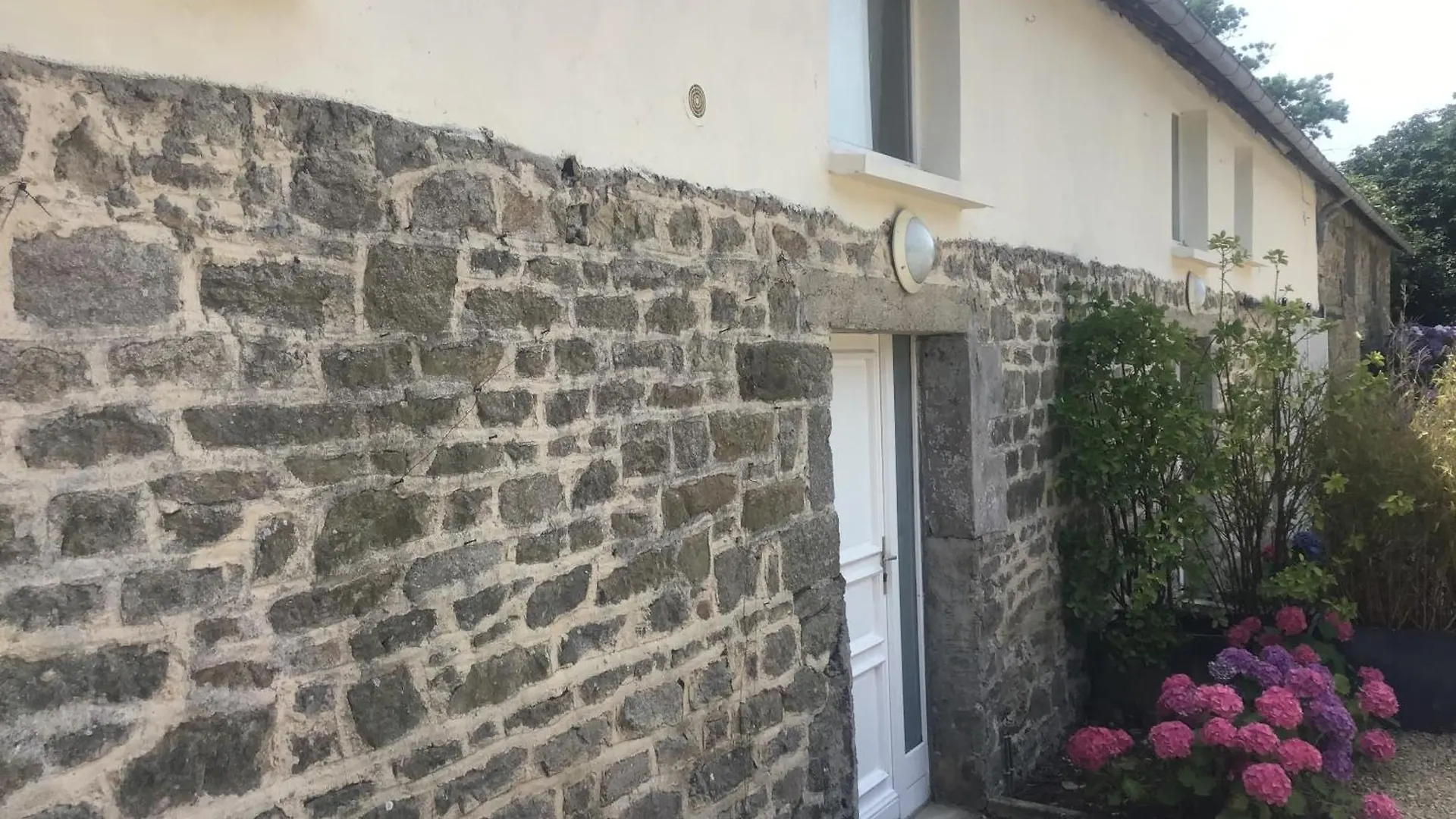 Holiday home Maison Cosy Avec Exterieur Et Piscine Partagee Mespaul